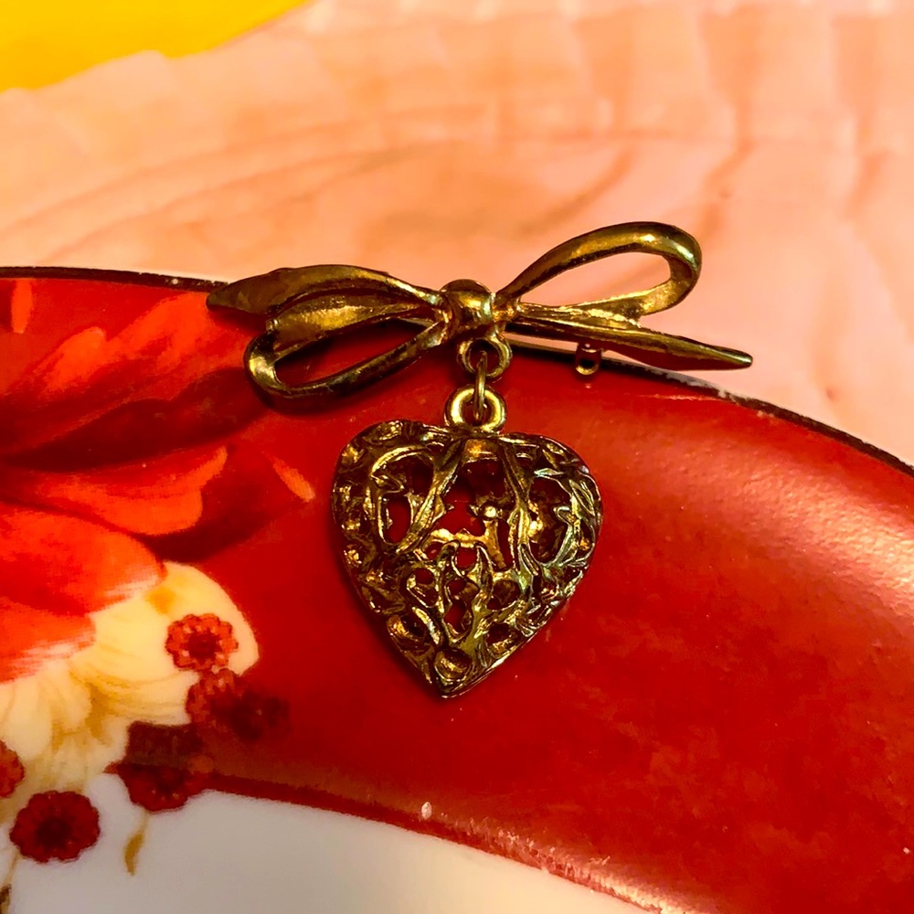 Beautiful vintage hanging heart brooch